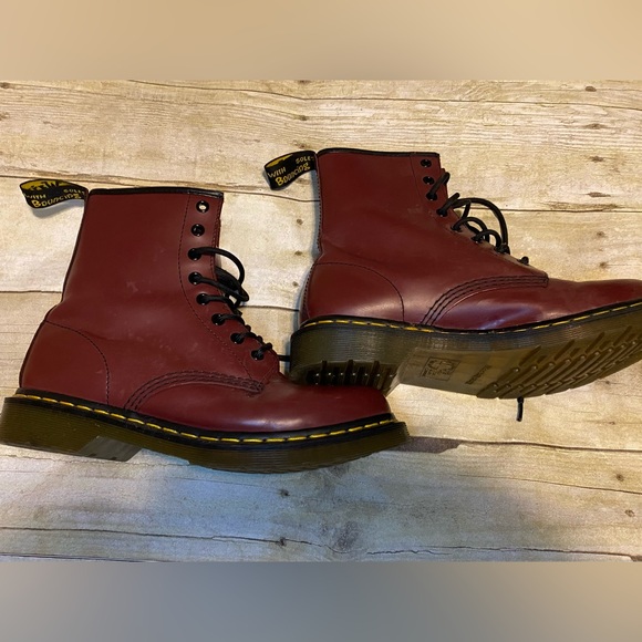Dr. Martens Red leather lace up combat boots - size women’s 9 - Picture 4 of 5